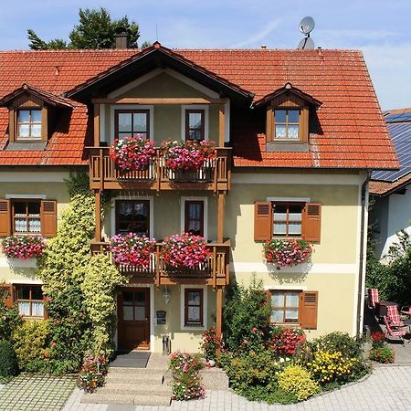 Gaeste-Haus Roesch Wiesent エクステリア 写真