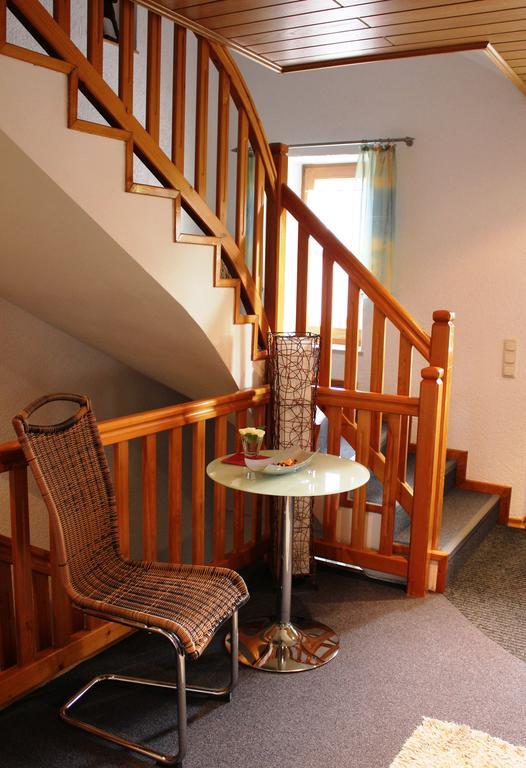 Gaeste-Haus Roesch Wiesent エクステリア 写真