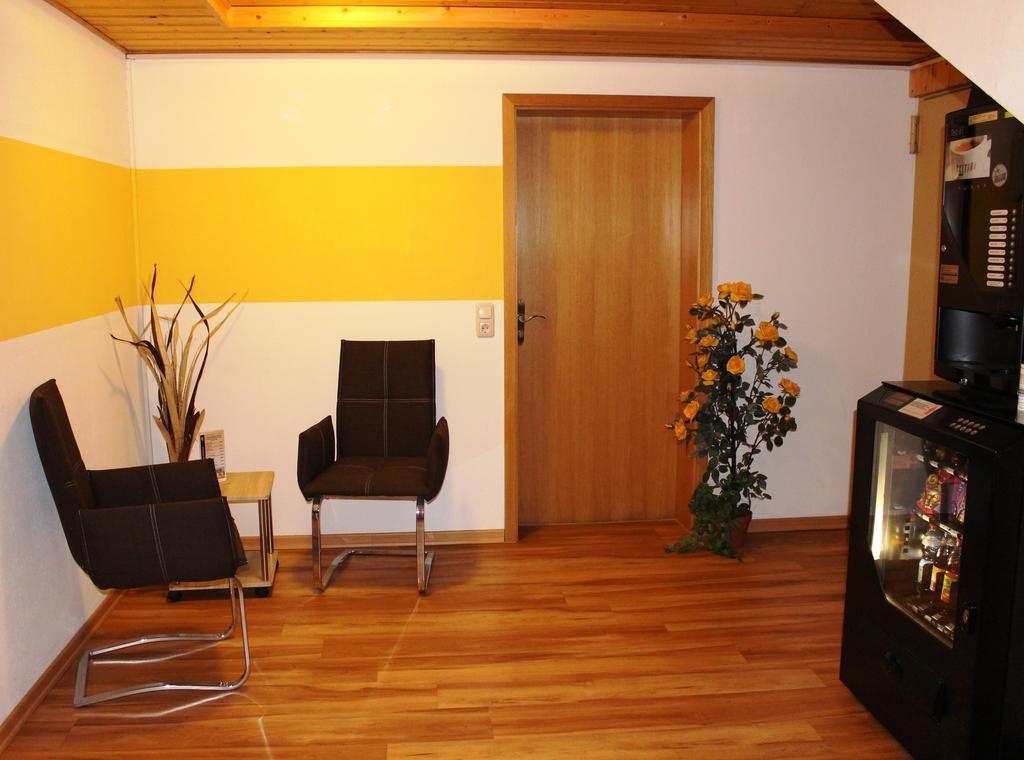 Gaeste-Haus Roesch Wiesent エクステリア 写真
