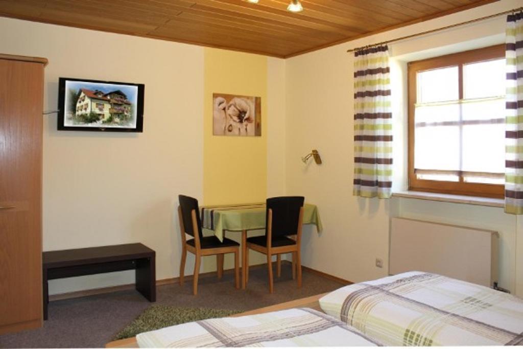 Gaeste-Haus Roesch Wiesent エクステリア 写真