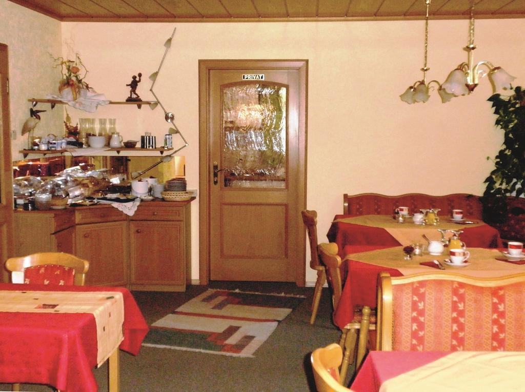 Gaeste-Haus Roesch Wiesent エクステリア 写真